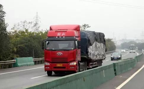 交通部新規(guī) 18年簡(jiǎn)化年檢并推行異地與全國(guó)統(tǒng)一流程，護(hù)航道路貨物運(yùn)輸